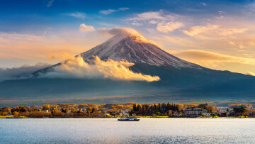 fuji-mountain-kawaguchiko-lake-sunset-autumn-seasons-fuji-mountain-yamanachi-japan.jpg